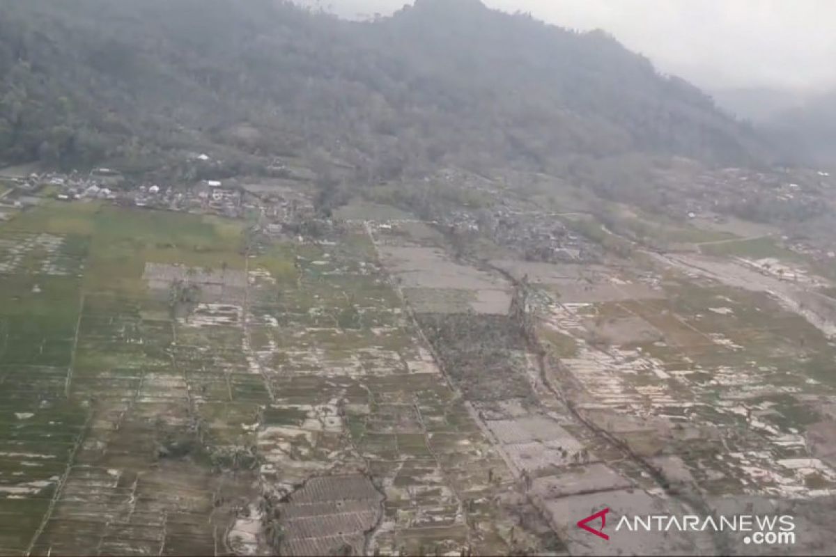 Bupati Lumajang pantau lokasi terdampak letusan Semeru lewat udara