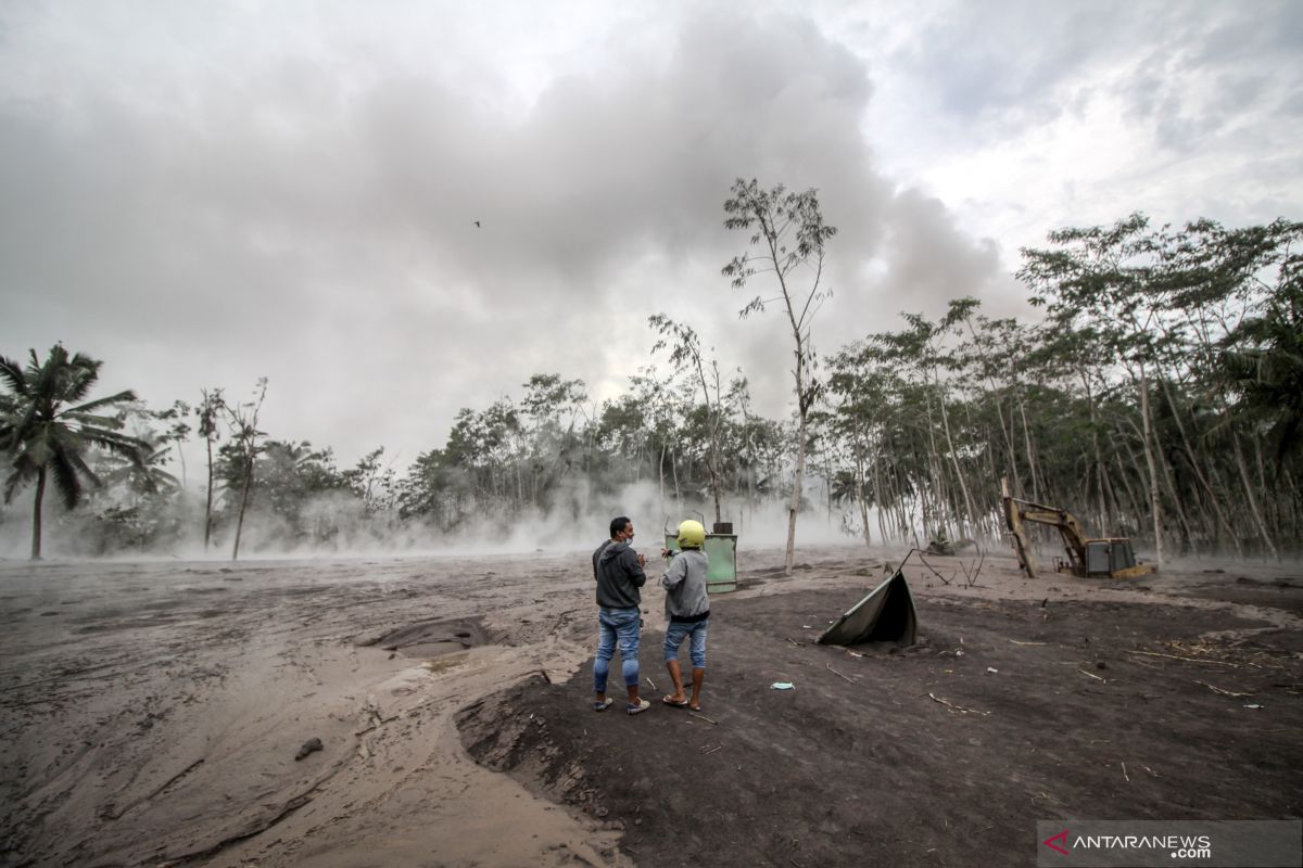 Abu vulaknik Semeru belum ganggu penerbangan