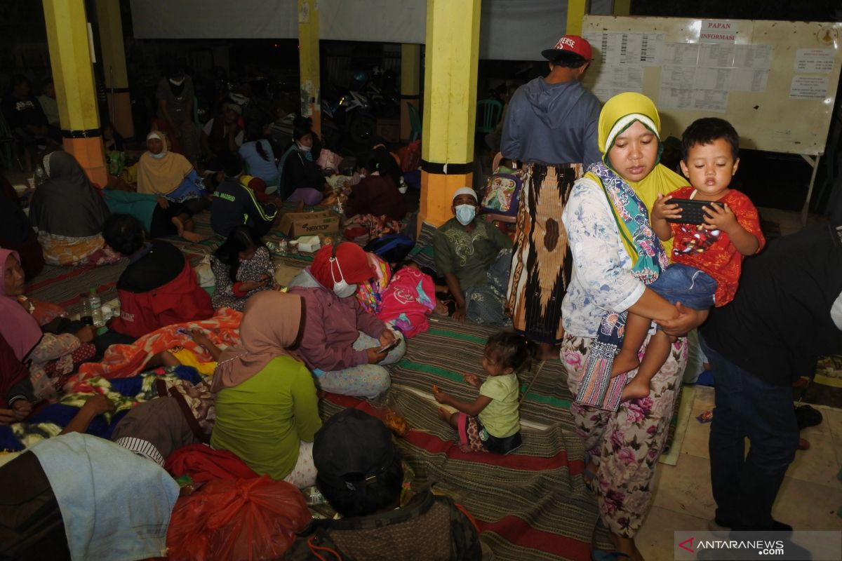 Korban erupsi Semeru yang mengungsi di zona rawan dipindahkan