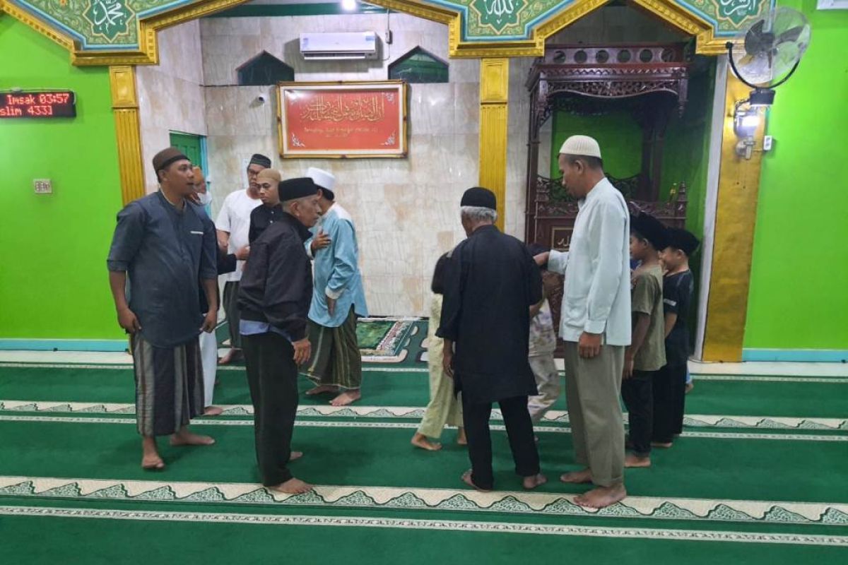 PLN UP3 Pontianak salurkan bantuan sarana ibadah di Kabupaten Landak