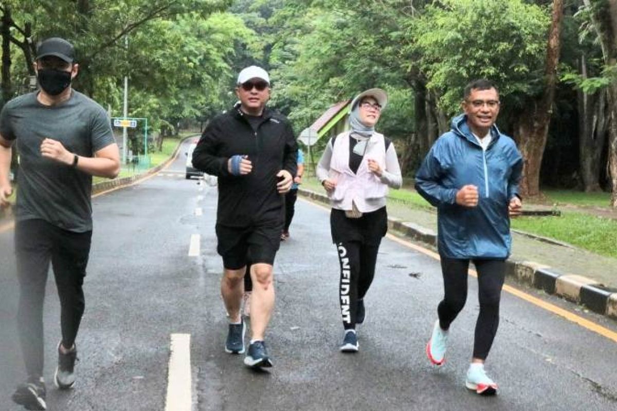 Ketua MWA UI dan Ketum Iluni UI ramaikan BNI-UI half marathon