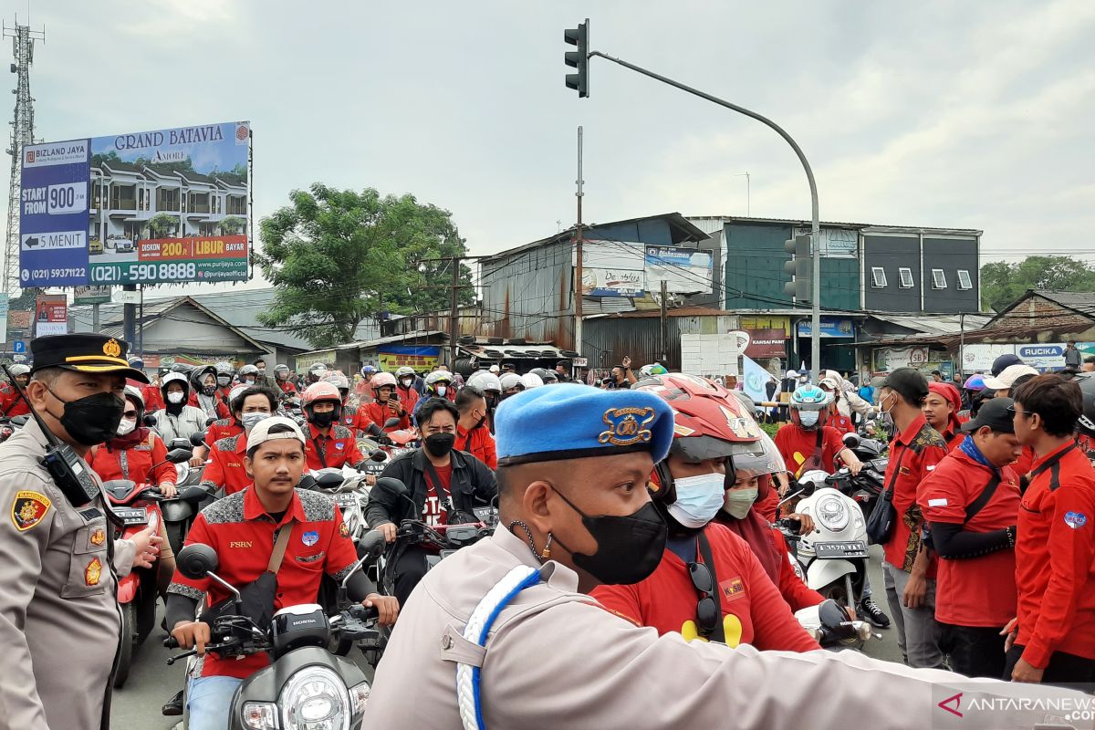 Ribuan buruh Tangerang Raya gelar aksi tuntut kenaikan UMK 2022