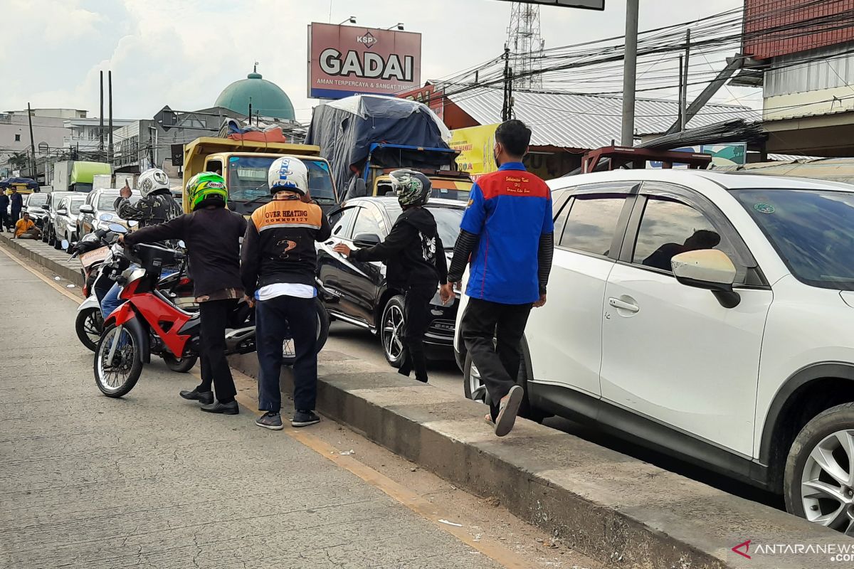 Jalan Serang KM 14 macet total akibat demo buruh