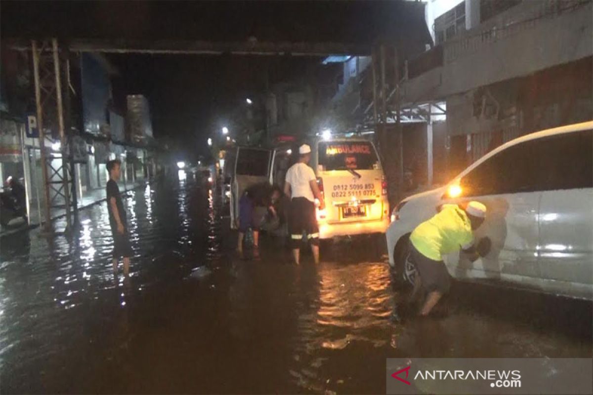 Air pasang merendam jalan dan rumah warga  Kapuas