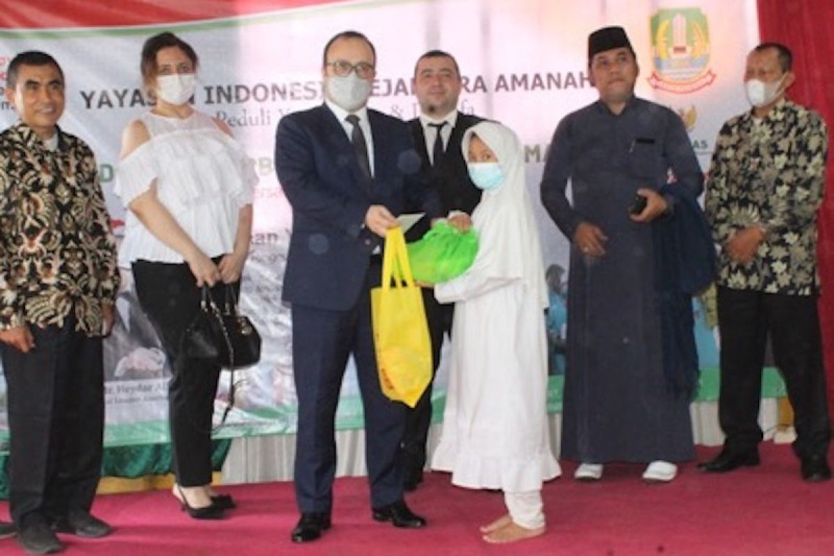 Kedubes Azerbaijan beri santunan kepada anak yatim di Bekasi