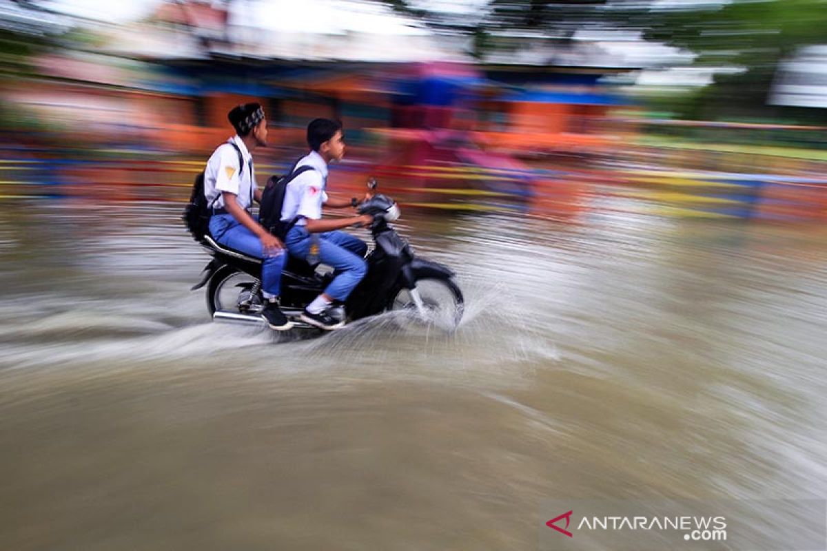 Hujan lebat diprakirakan turun di 19 provinsi