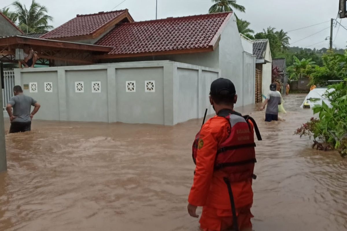 PLN amankan pasokan listrik 33.718 pelanggan terdampak banjir di NTB