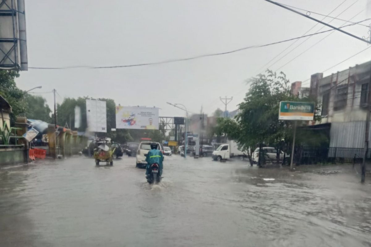 Sejumlah jalan di Mataram tergenang banjir