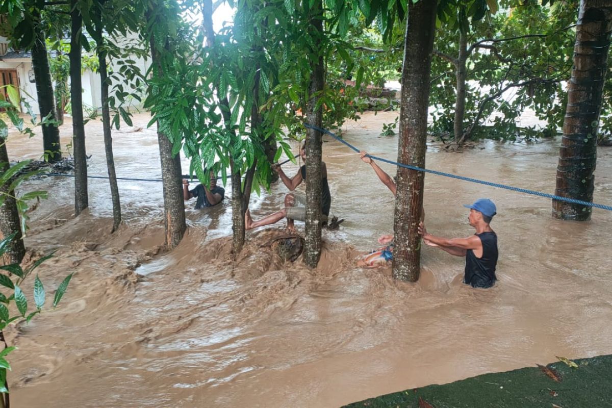 Personel Kantor SAR Mataram berjibaku mengevakuasi korban banjir