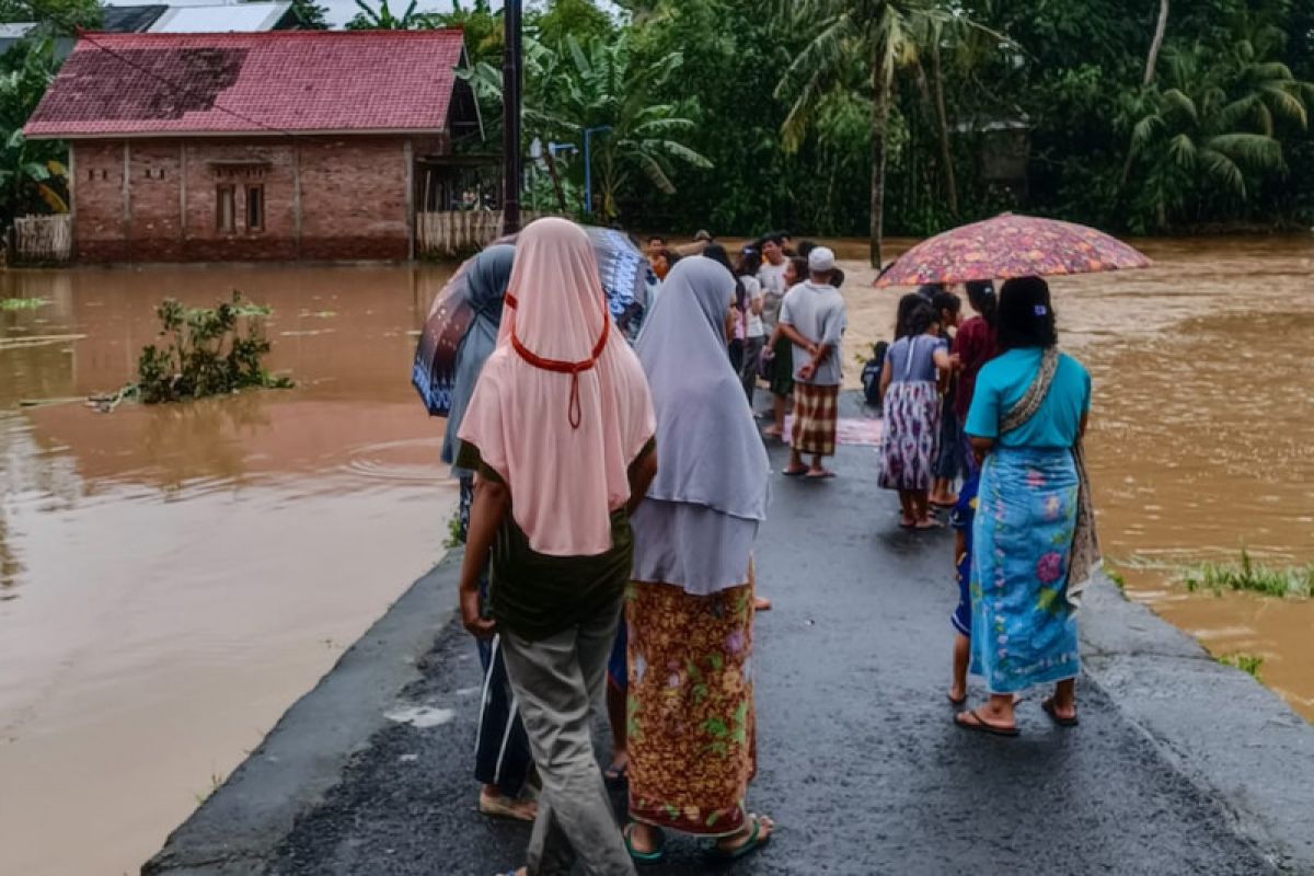 Banjir putus akses Desa Dopang dan Tamansari Lombok Barat