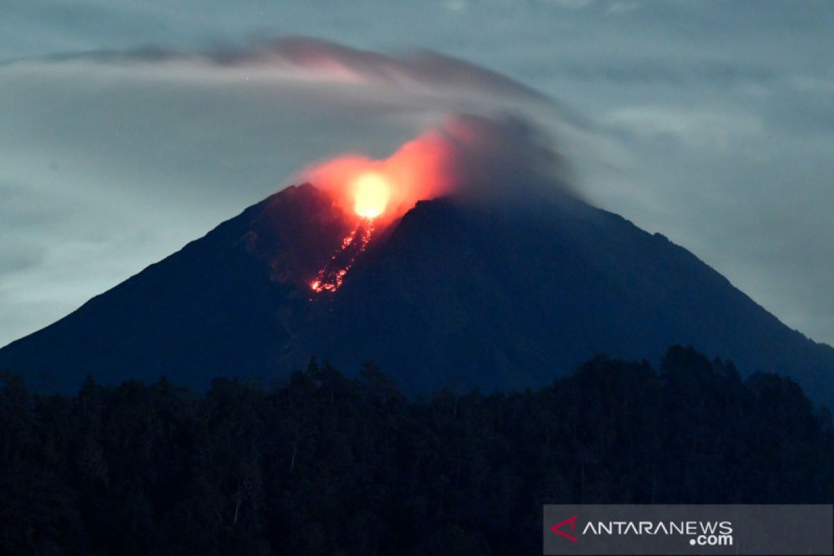 Gunung Semeru muntahkan lava pijar Senin malam