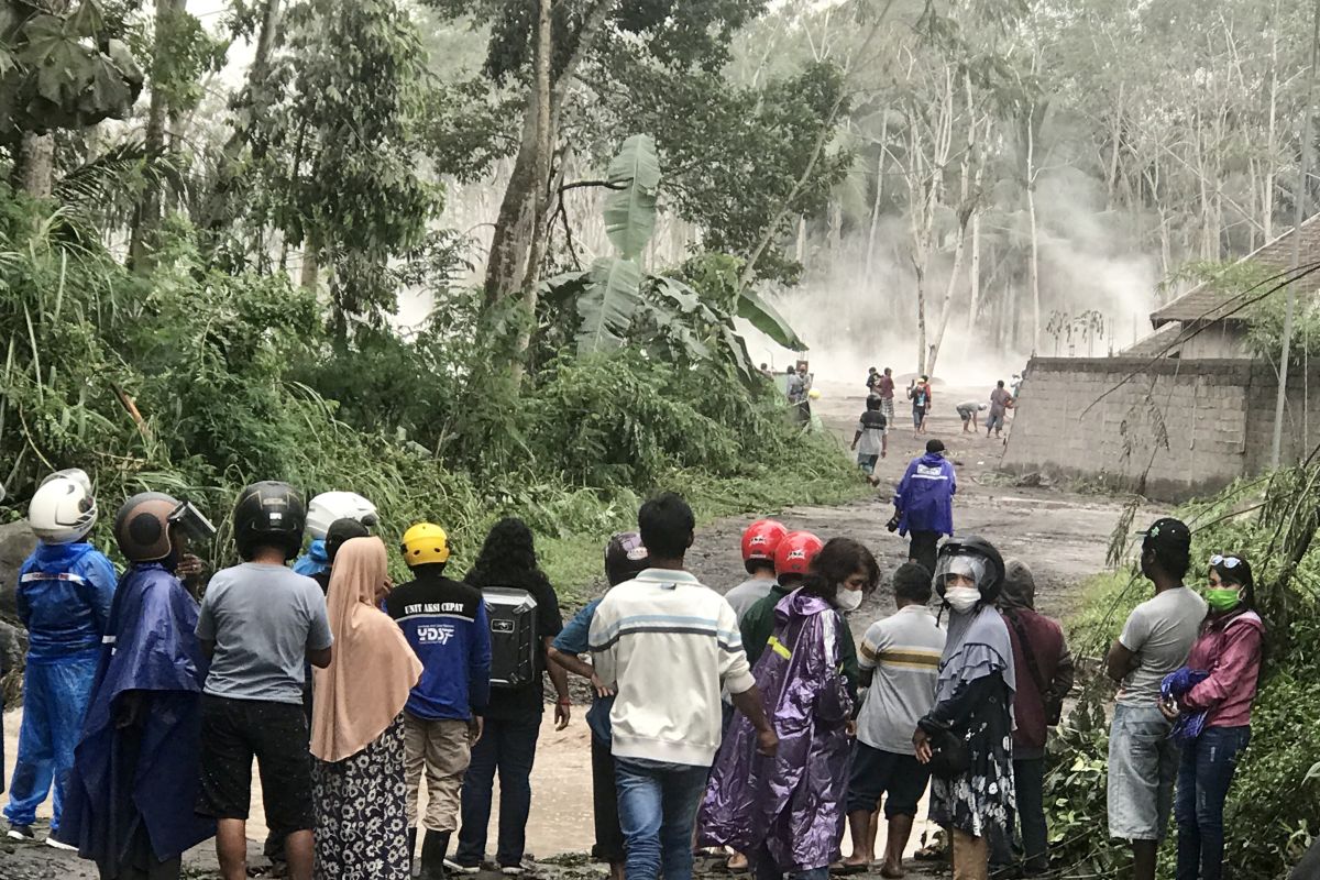 Tempat evakuasi korban bencana Gunung Semeru jadi tontonan warga