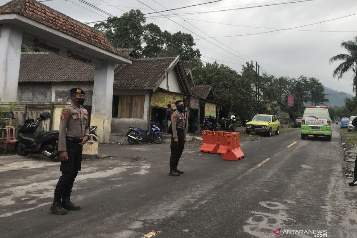 Polisi berjaga di titik menjadi akses dusun terdampak Semeru