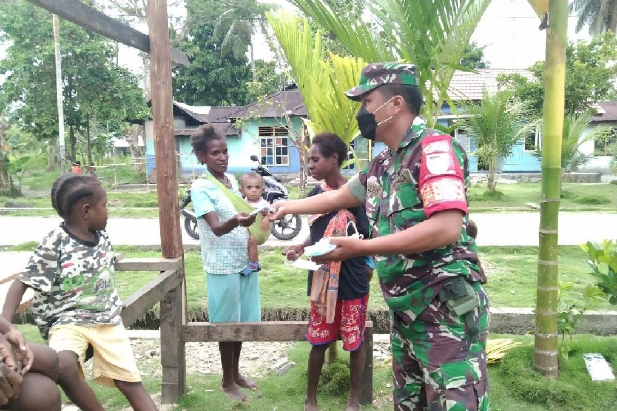 TNI bagikan masker dan sarung tangan gratis untuk warga Mimika Papua