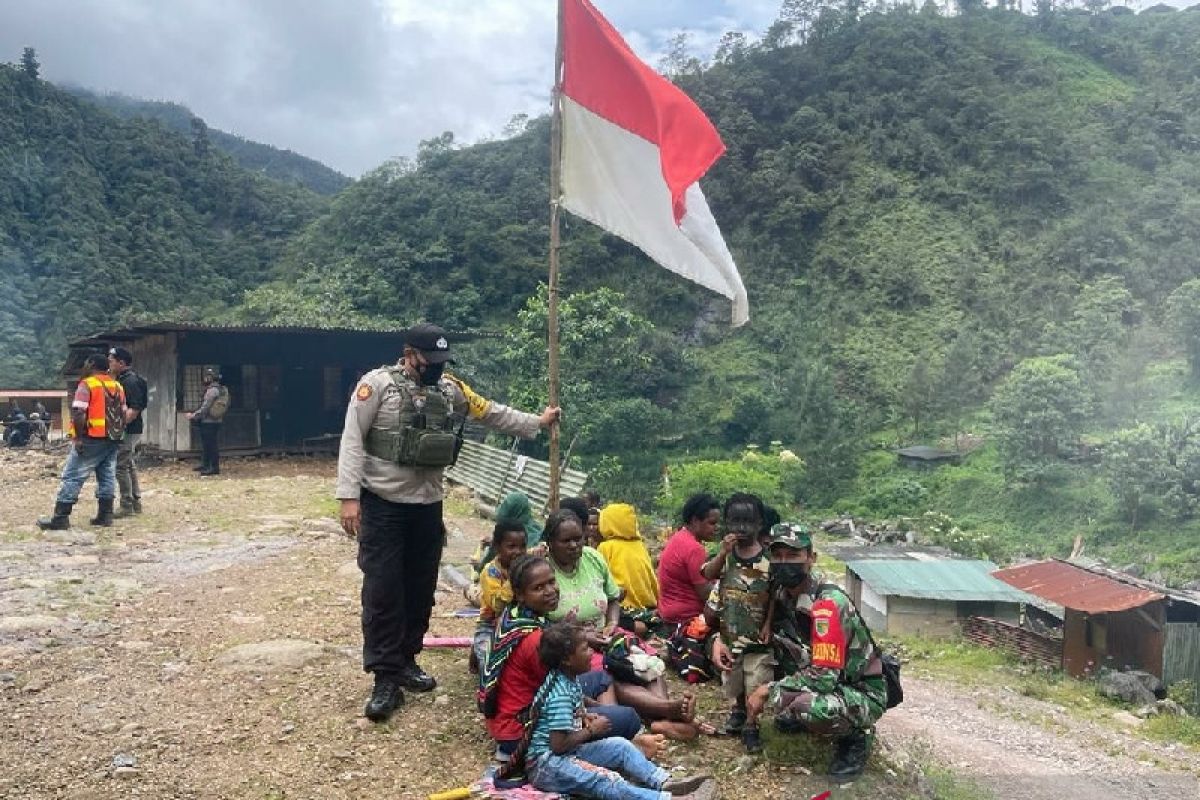 Sinergitas TNI/Polri komunikasi sosial ke warga kampung Banti Papua