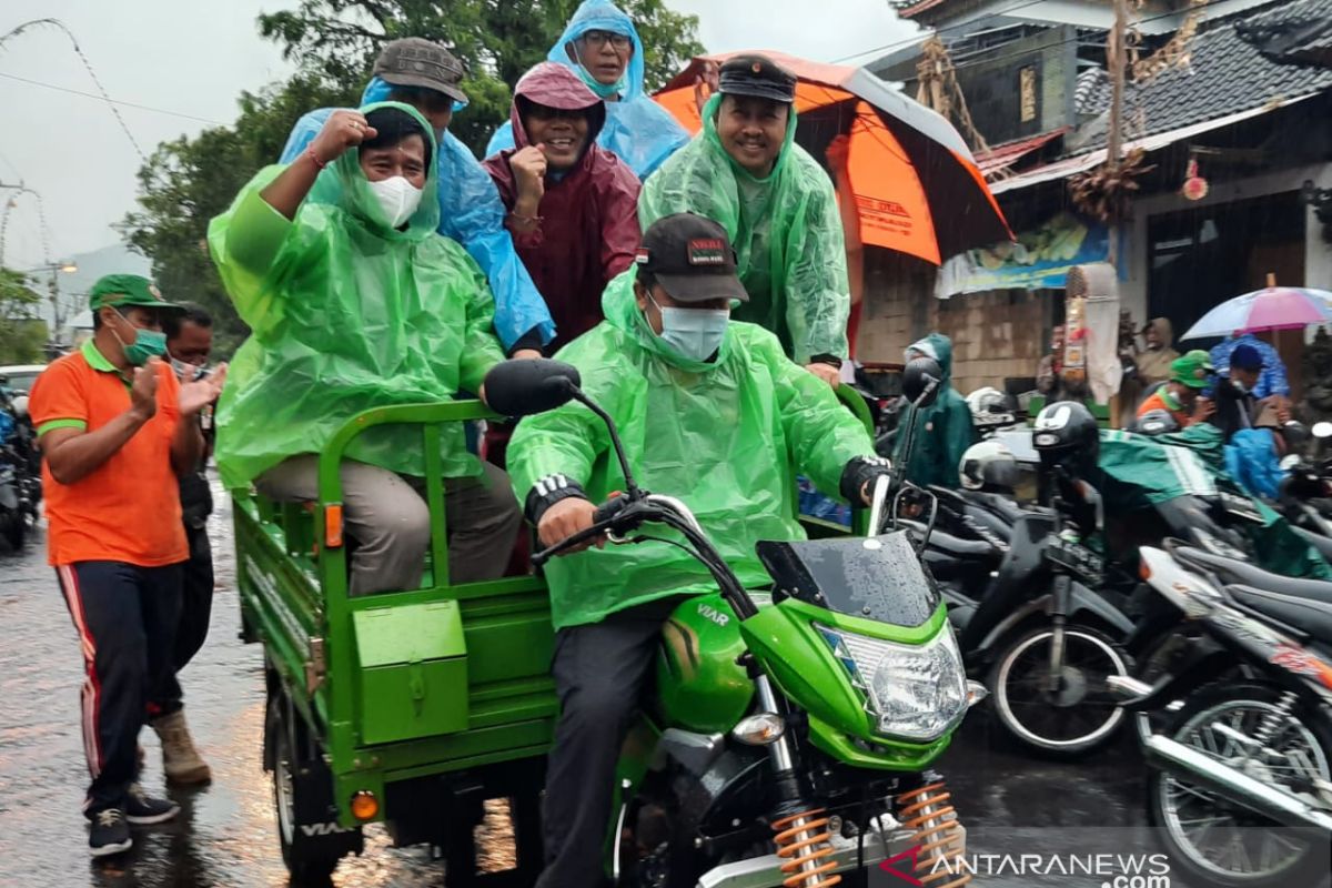 Bupati Bangli pimpin pembersihan batang dan ranting pohon perindang