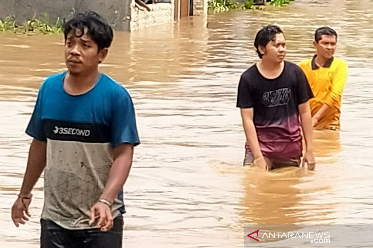 BPBD evacuates flood victims in West Lombok district