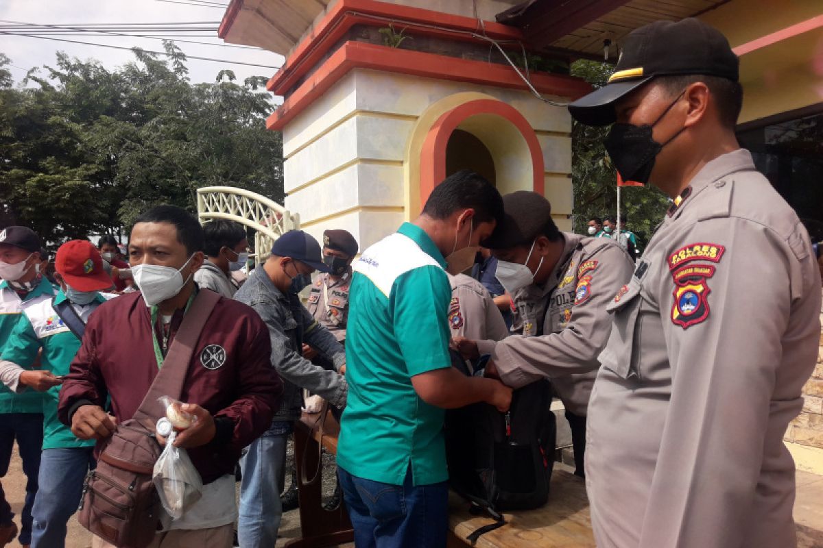 Aksi demo buruh, petugas amankan pembawa sajam