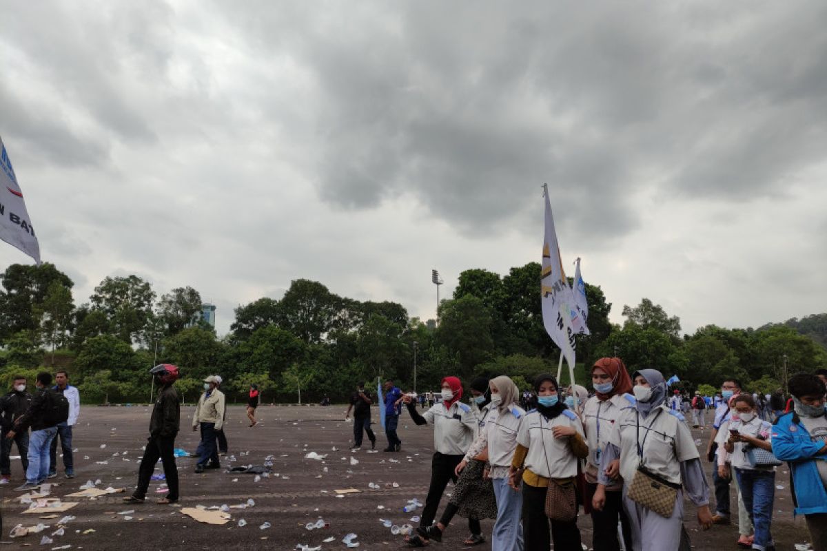 Buruh Batam kenakan masker berunjuk rasa tuntut revisi UMP dan UMK