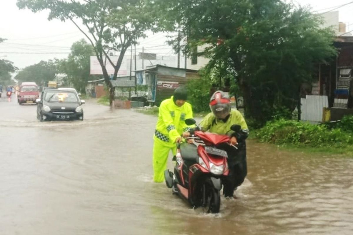 Polres Majene kerahkan personel membantu warga terjebak banjir
