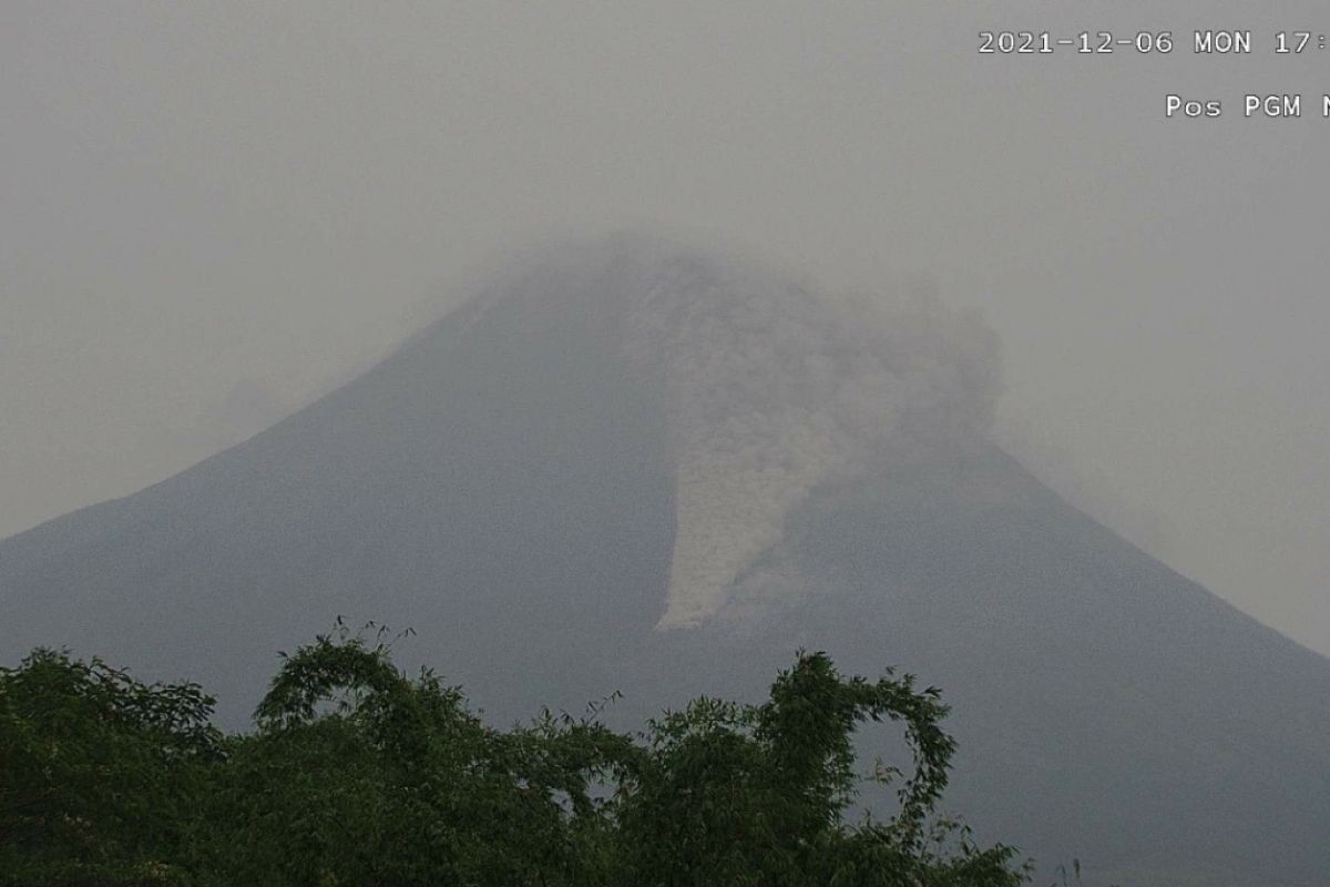 Gunung Merapi tiga kali meluncurkan awan panas guguran