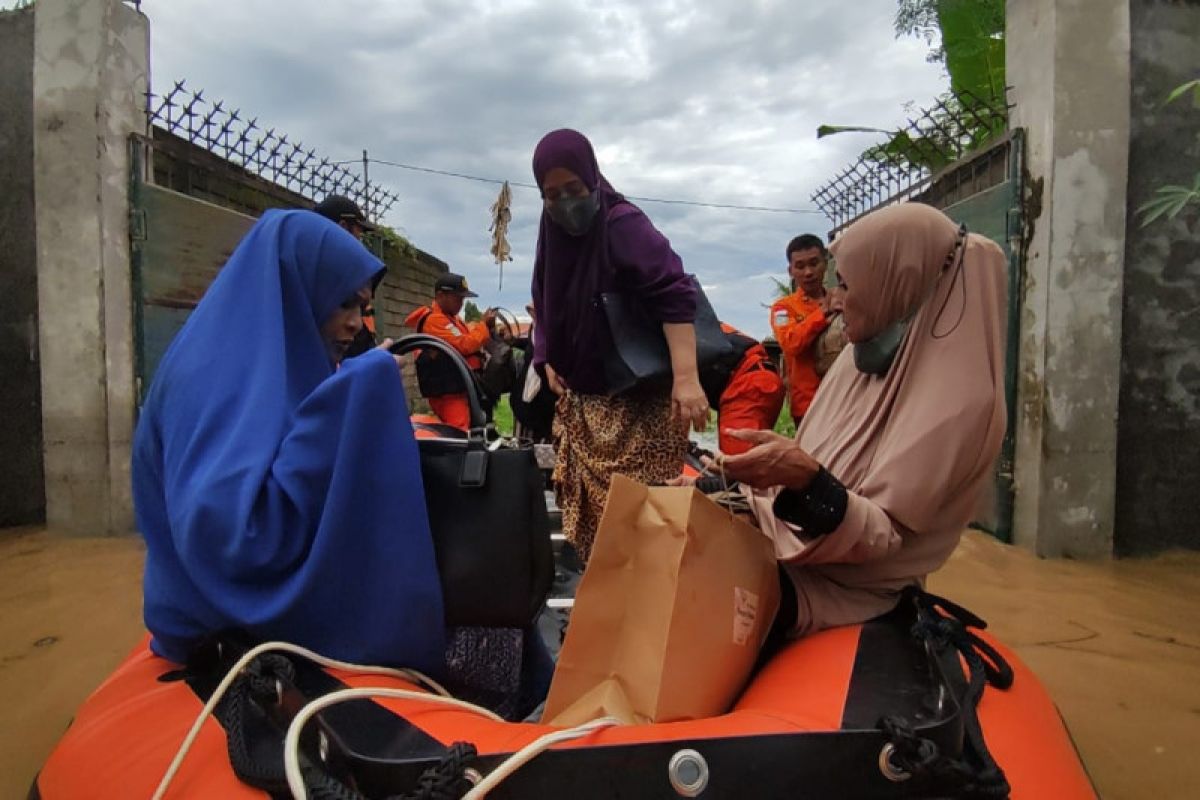 Empat jembatan putus dan 3.213 keluarga terdampak banjir di NTB