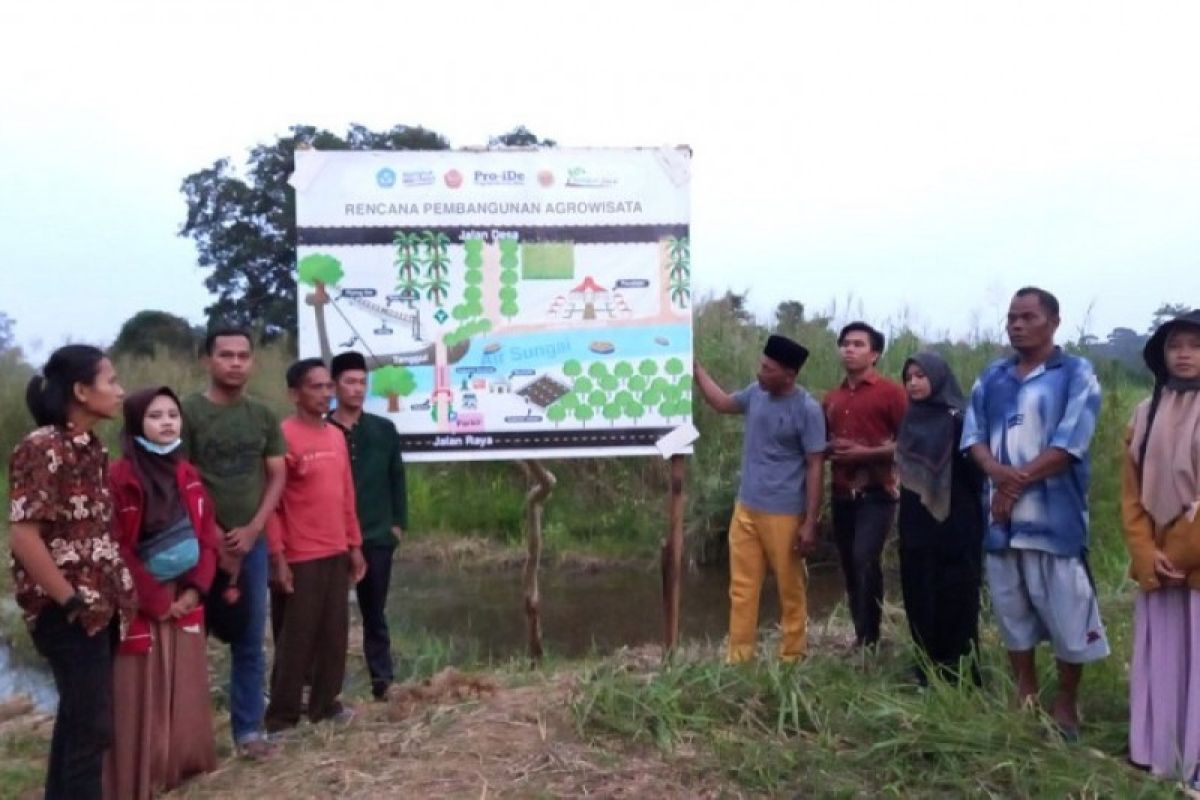 Unja menanam pohon untuk penghijauan desa