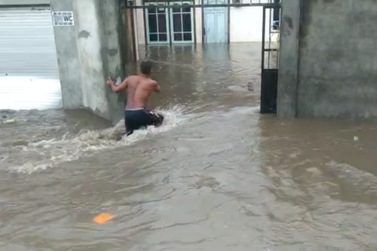 Warga di Batu Layar Lombok Barat mengungsi akibat air sungai meluap