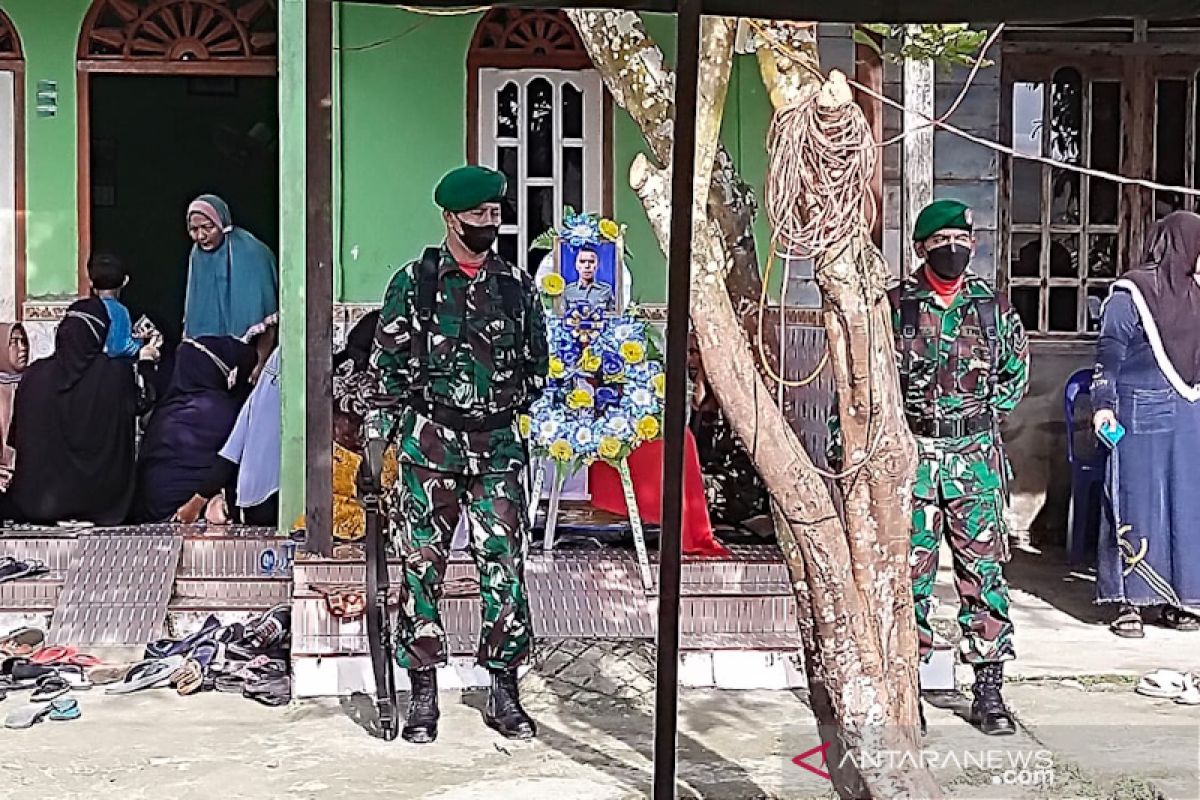 Rumah duka jenazah prajurit TNI ditembak KKB dipadati pelayat