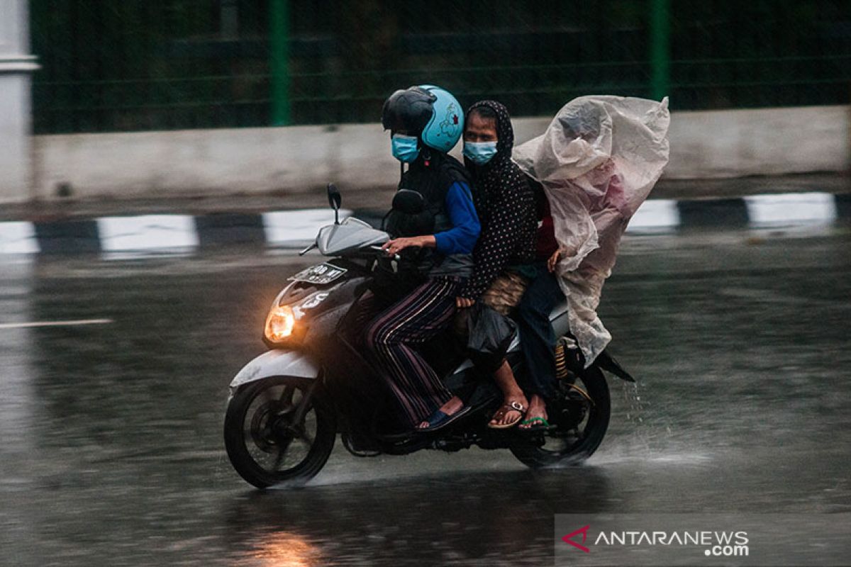 Waspada potensi hujan lebat disertai angin kencang di sejumlah daerah