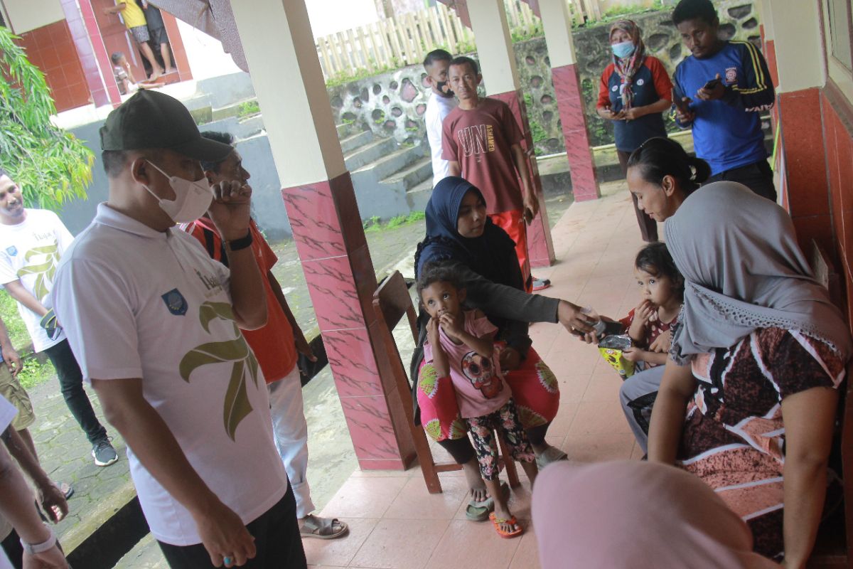 Ratusan warga Ternate enggan kembali ke rumah, ikuti peringatan BMKG