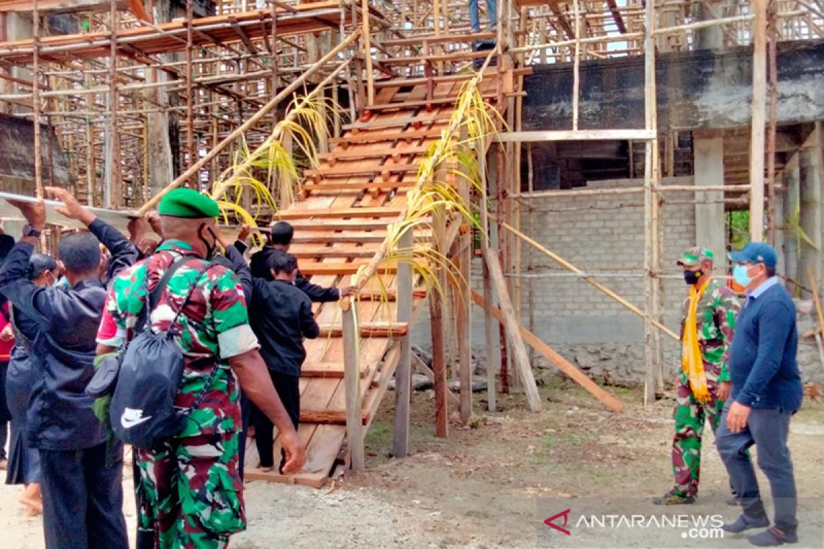 Setelah 16 Tahun Terbengkalai, Atap Gedung Gereja Baru Ur Pulau Malra Ditutup