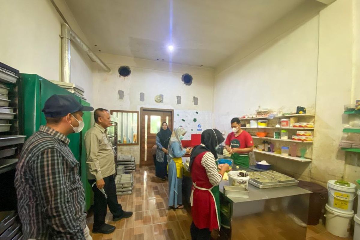 Kisah sukses Yeni membangun usaha Roti Rumah Butet di Selatpanjang