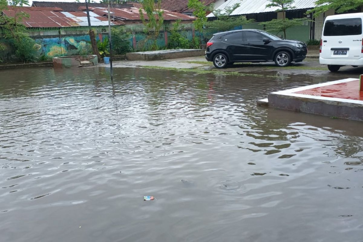 Sejumlah sekolah di kota Mataram tergenang air