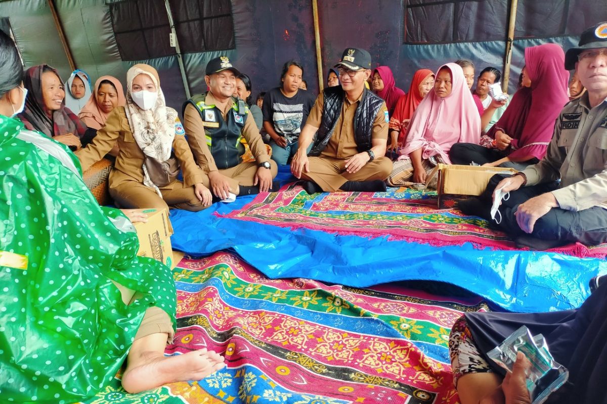 Wali Kota Mataram mengunjungi korban banjir rob