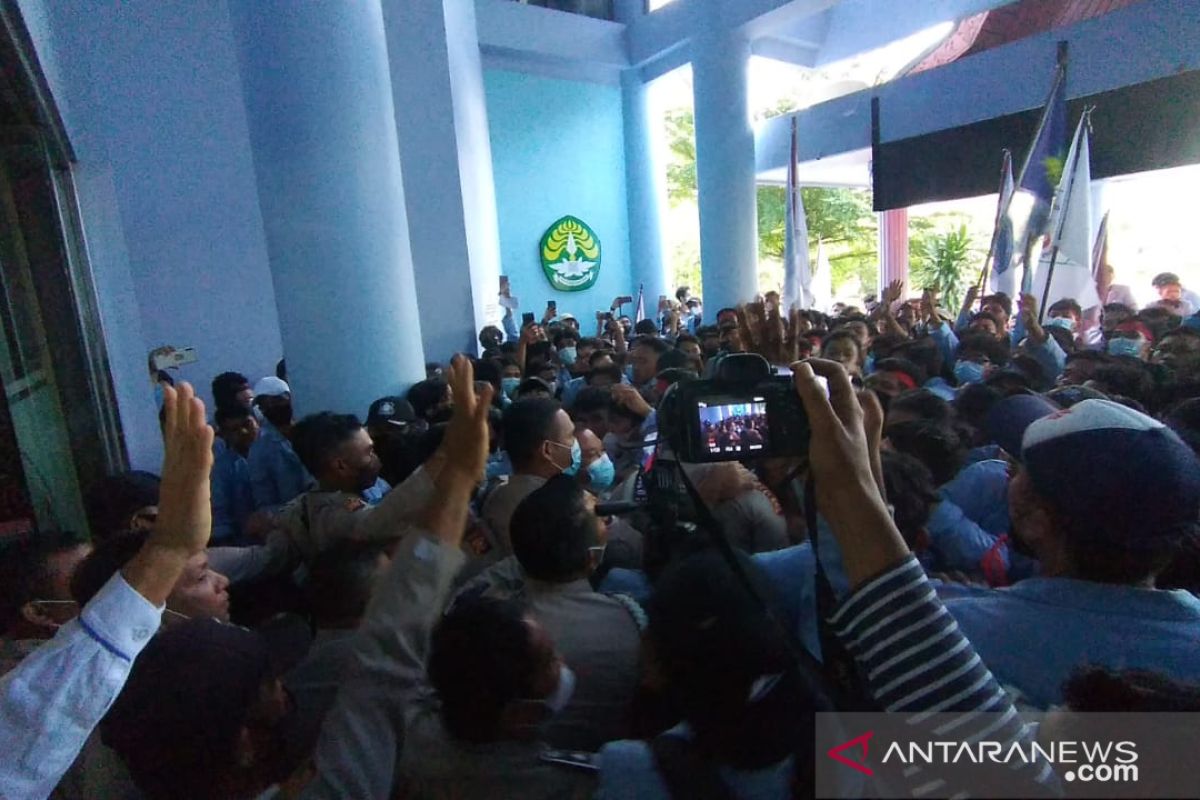 Didesak pecat Syafri Harto, ini jawaban Rektorat Unri