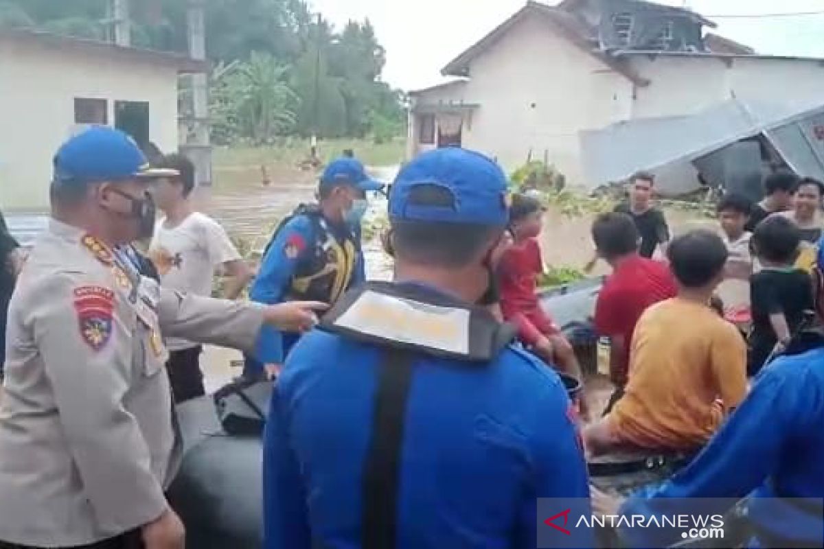 Polairudda NTB membantu evakuasi korban banjir di Lombok Barat