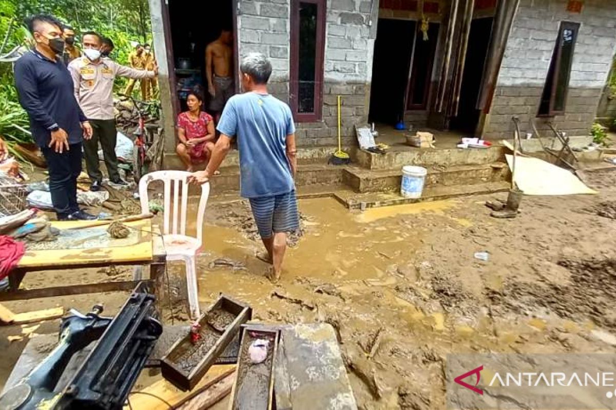 Banjir dan rob landa sejumlah wilayah di Jembrana