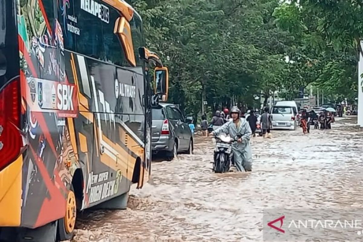 Banjir genangi kawasan wisata Senggigi di Lombok Barat, NTB