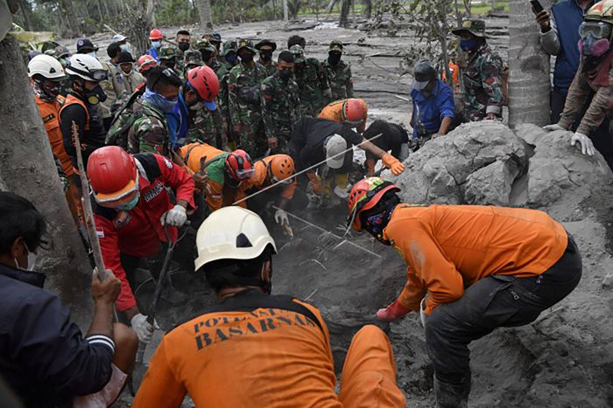 Bpbd Kabupaten Malang Kirim Personel Bantu Penanganan Letusan Semeru Antara News 