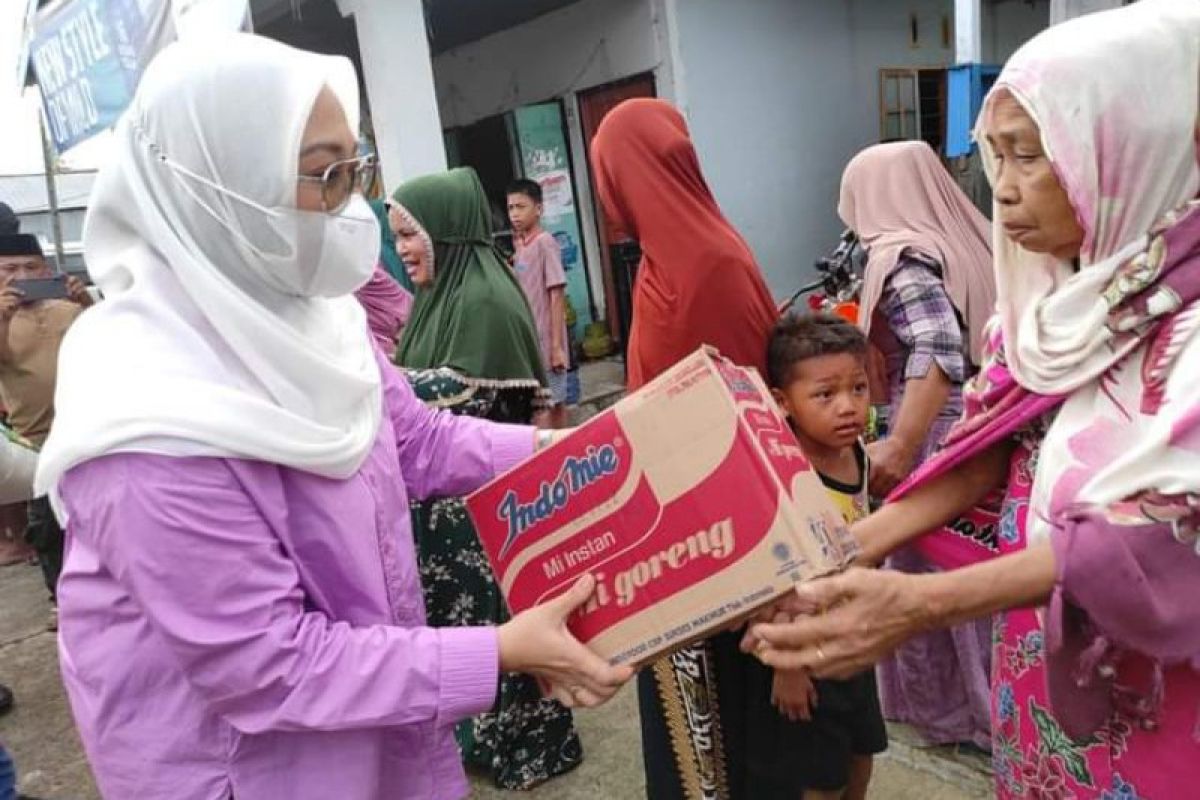 Bupati Mamuju beri bantuan kepada warga terdampak gelombang pasang