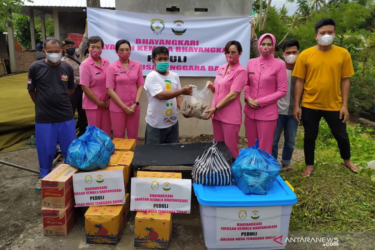 Bhayangkari Mataram bagikan makanan siap saji warga terdampak banjir