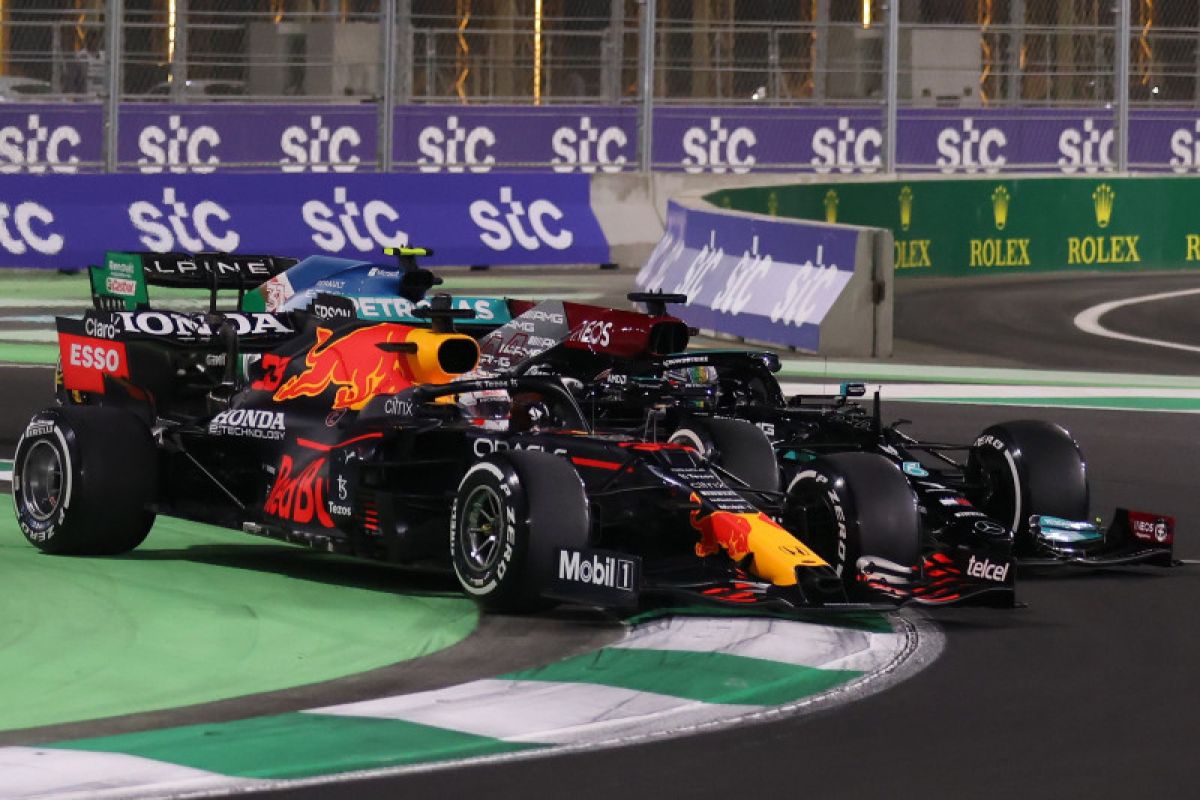 Lewis Hamilton redam Verstappen di tengah kacaunya GP Arab Saudi