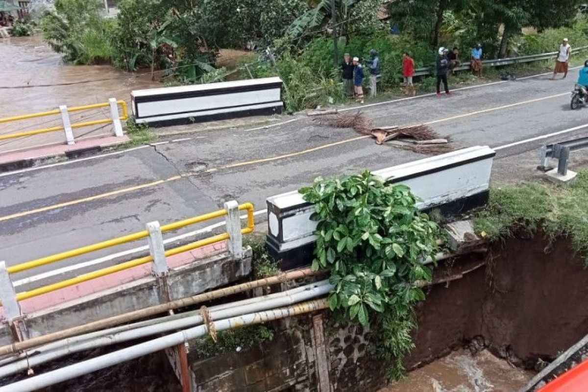 Jembatan penghubung Kota Mataram ke objek wisata Senggigi nyaris ambruk