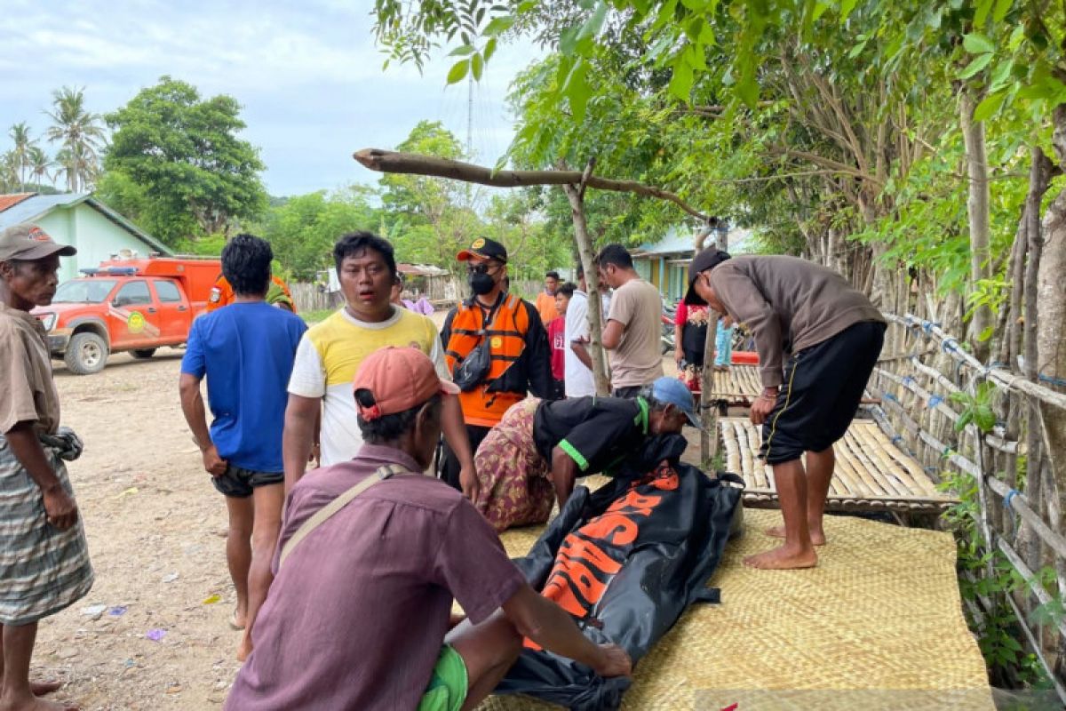 Warga asal Sumba Timur terseret ombak ditemukan  meninggal