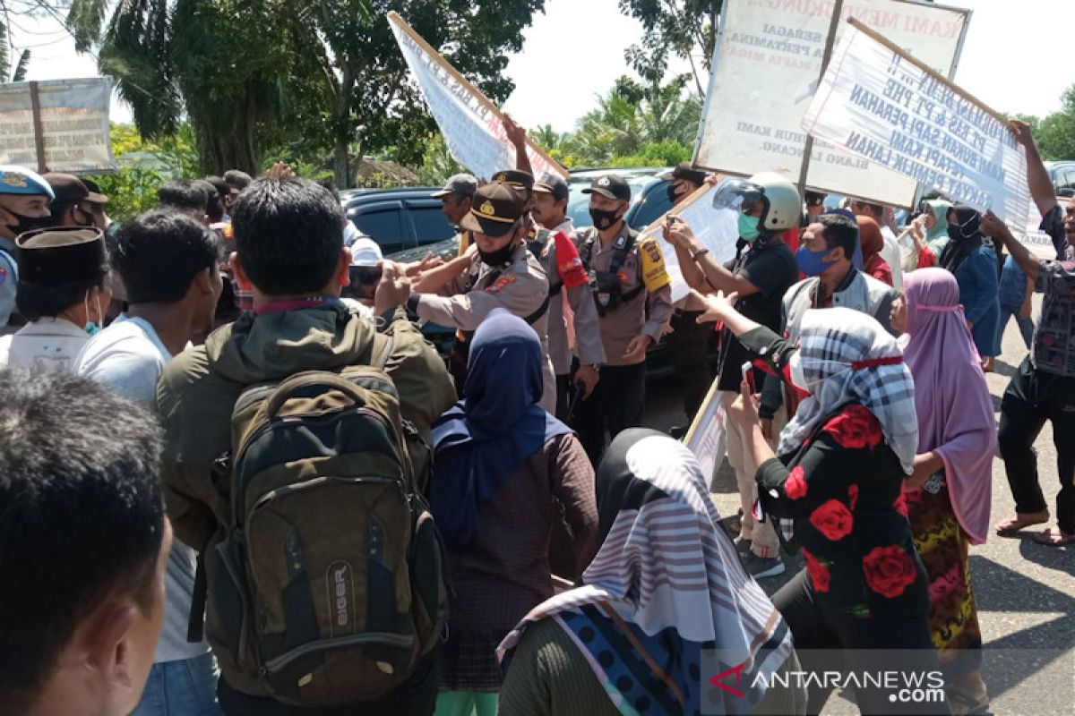 Ratusan warga hadang kedatangan Ahok ke Lhokseumawe