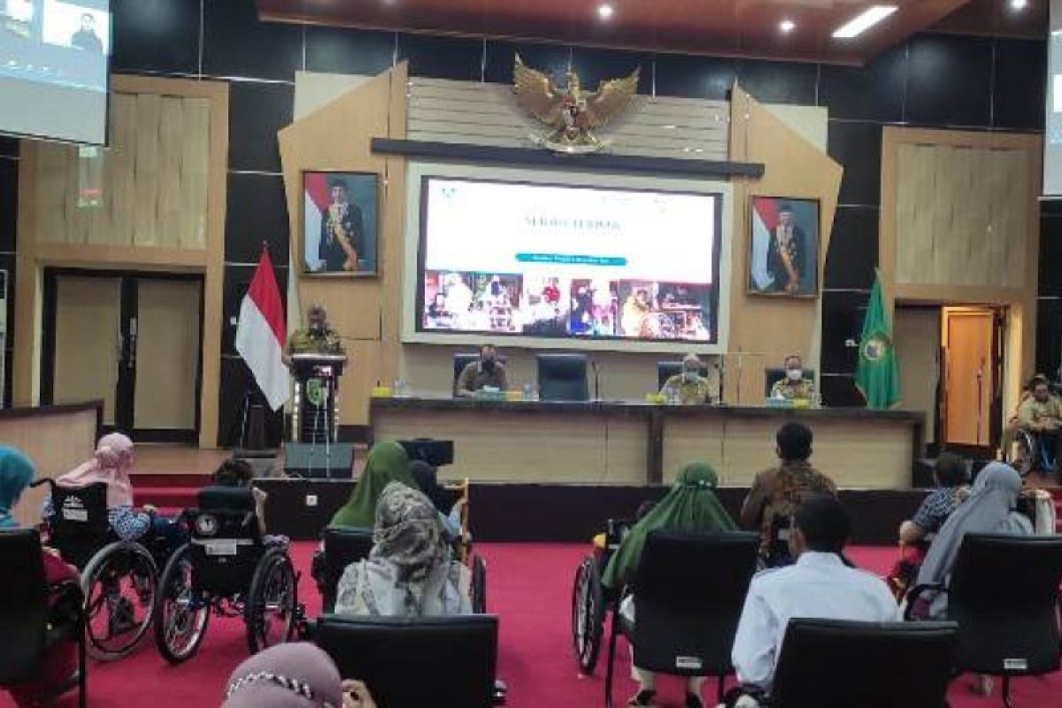 PT PII bantu kursi roda penyandang disabilitas di Sumsel
