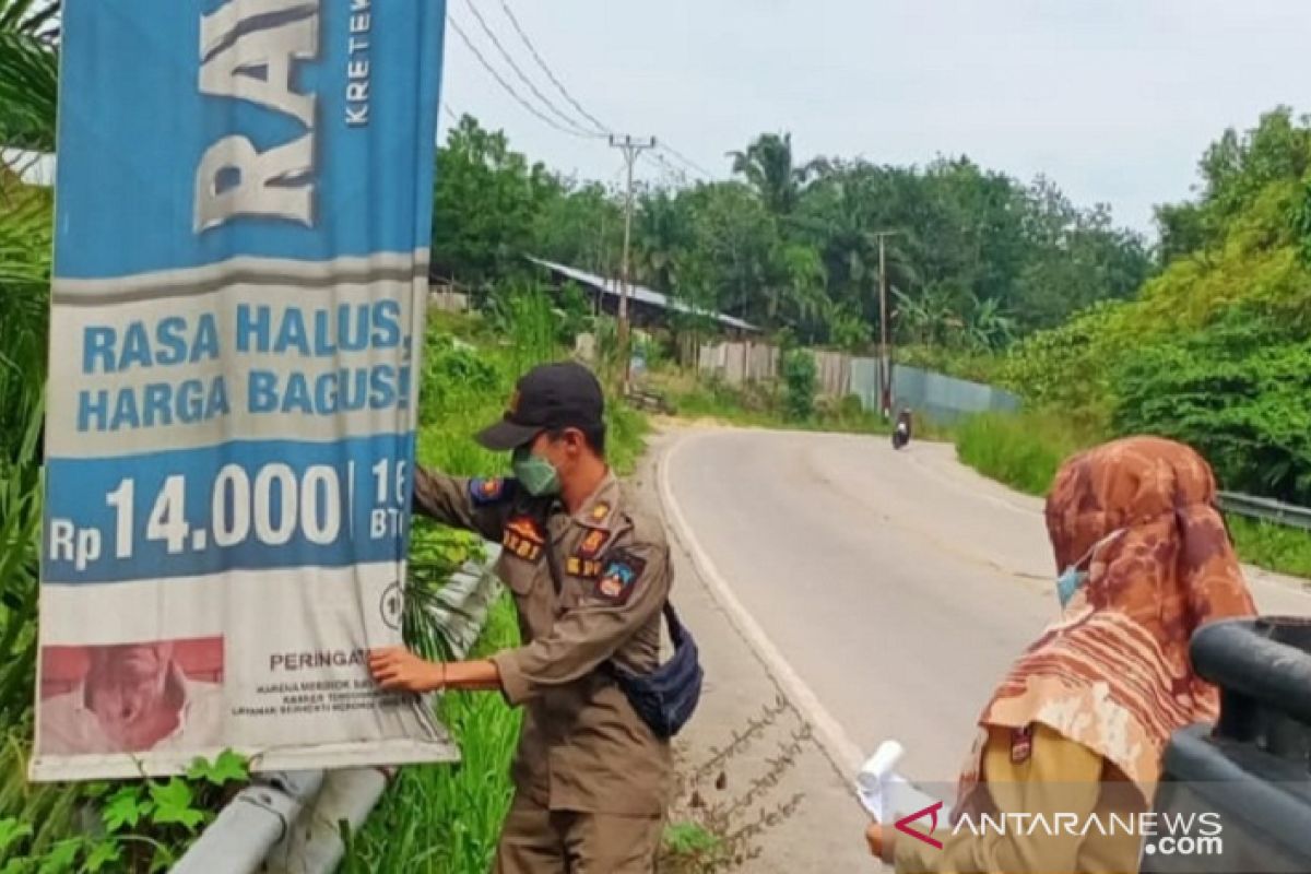 Pemkab Dharmasraya tertibkan spanduk-baliho tanpa izin