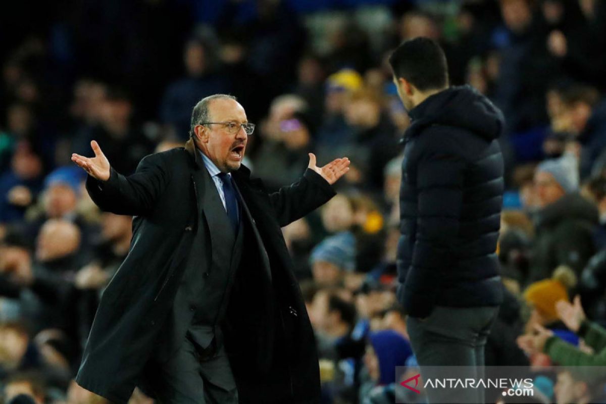 Everton pecat  Rafael Benitez