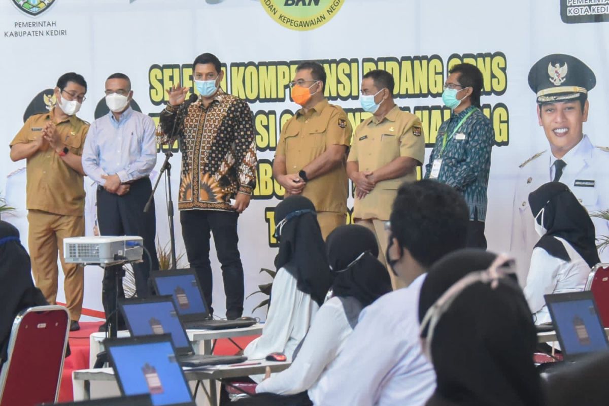 Wali Kota Kediri meninjau pelaksanaan SKB CASN